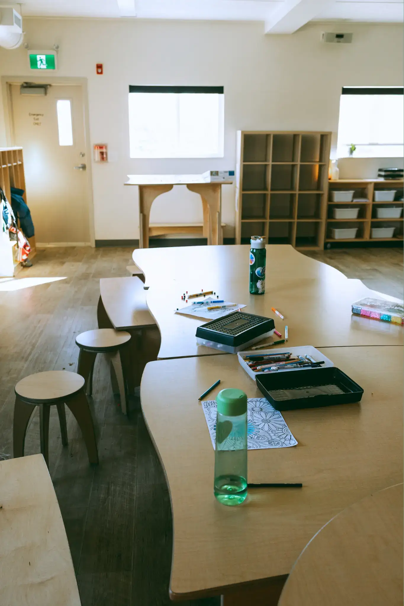 A sunlit classroom at Thrive Elementary featuring Natural Pod Reach Tables, Share Benches, and Unity Stools. A sunlit classroom at Thrive Elementary featuring Natural Pod Reach Tables, Share Benches, and Unity Stools.
