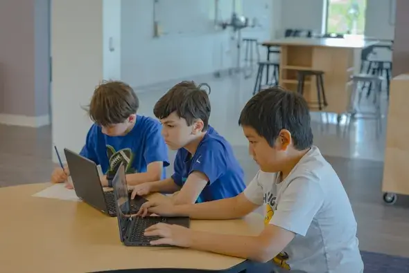 Collaborative learning on laptops by a Learning Lab.